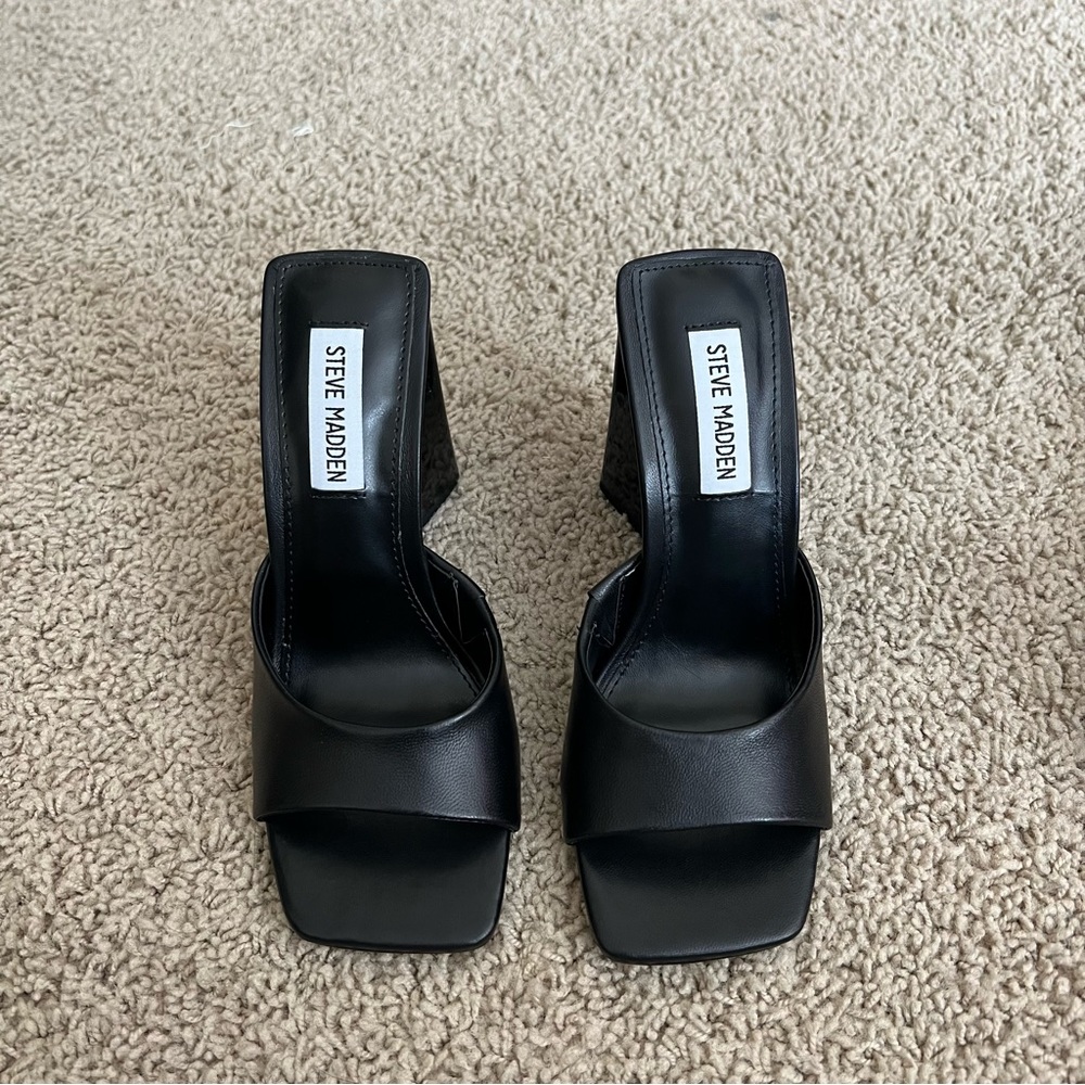 Steve Madden twists in black